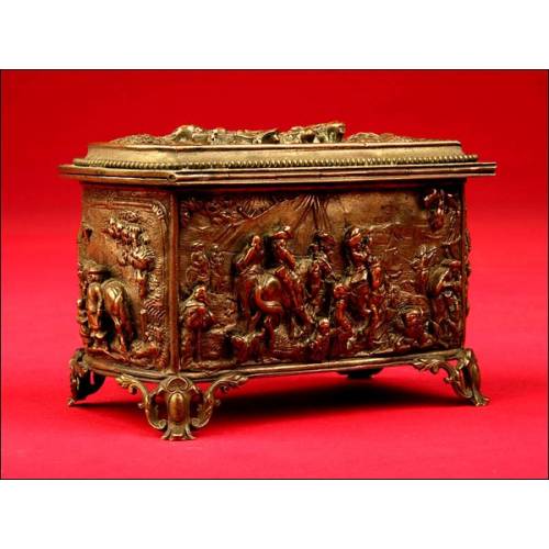 Beautiful and Elegant French Bronze Jewelry Box made at the end of the XIX Century, beginning of the XX Century.