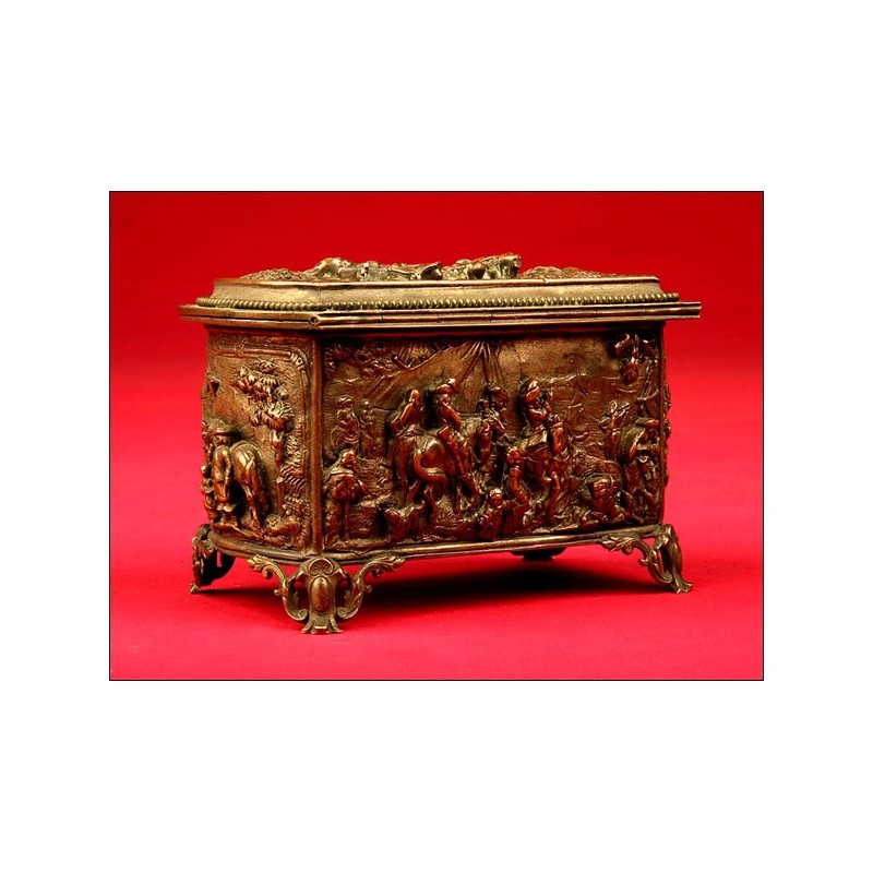 Beautiful and Elegant French Bronze Jewelry Box made at the end of the XIX Century, beginning of the XX Century.