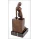 Bella Escultura de Bronce Representando un Desnudo Femenino. Siglo XX, Firmada y en Perfecto Estado