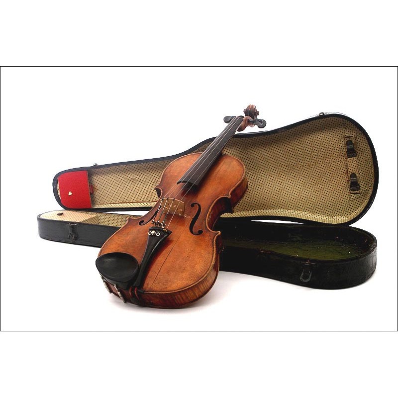 Antique Violin from XIX Century. In Good Condition, in its Original Case and with Accessories.