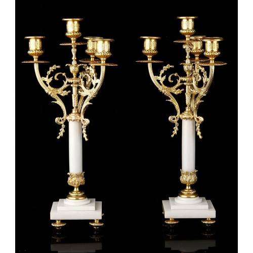 Hermosa Pareja de Candelabros en Bronce Dorado y Mármol. Francia, Siglo XIX