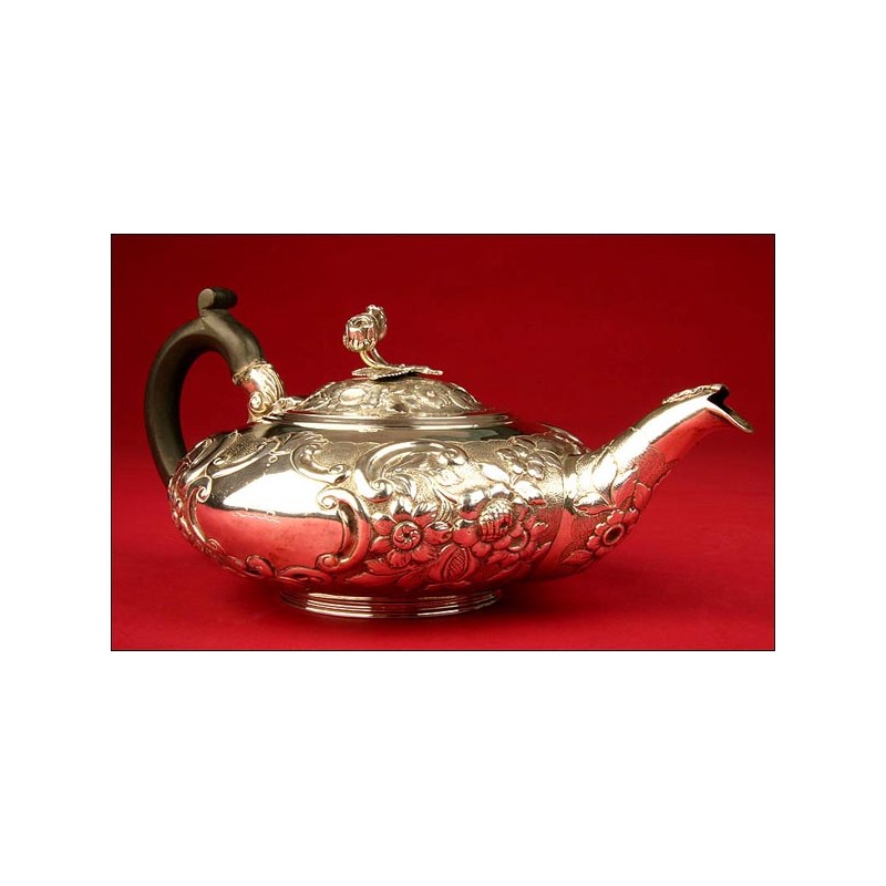 Beautiful and Original English Solid Silver Teapot. London, 1828.