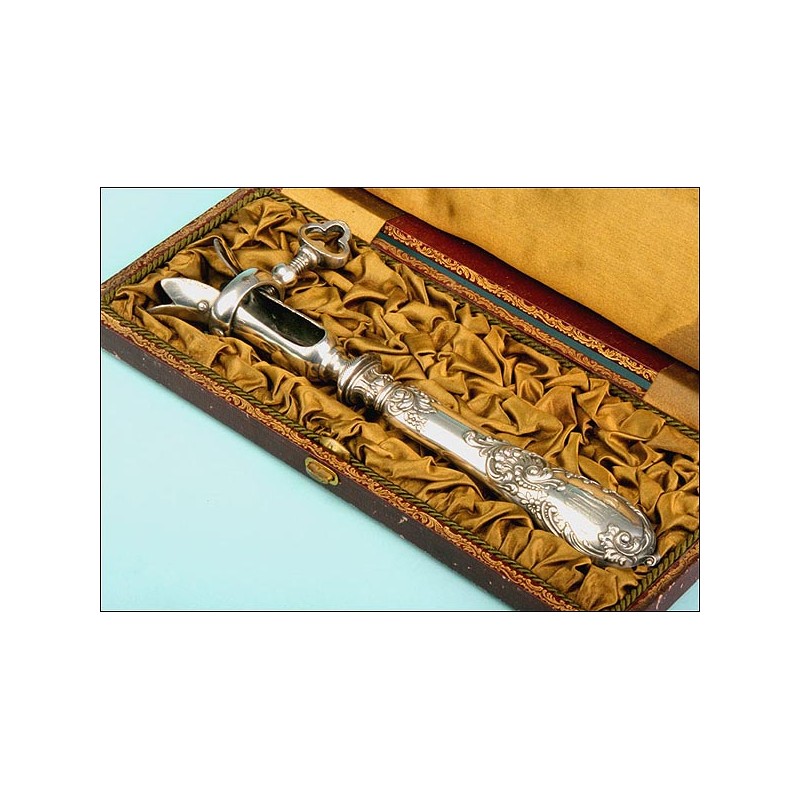 French Utensil to Hold a Roast Leg, Sterling Silver, Late XIX Century.