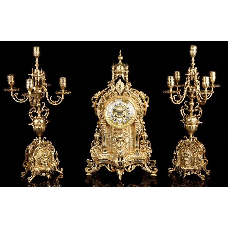 Conjunto antiguo de reloj de sobremesa y pareja de candelabros. Francia, siglo XIX