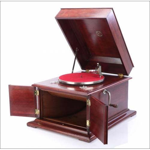 Antique Spanish Serrano and Arpí Gramophone. Spain, Circa 1930