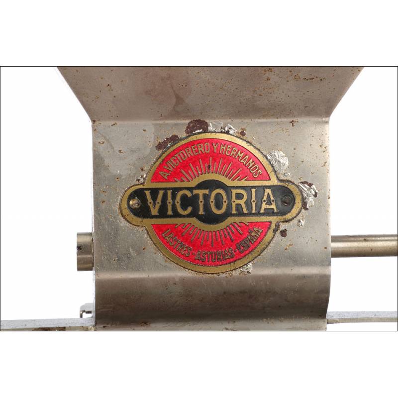Victoria, una máquina fabricada en Llastres y que lió tabaco en todo e mundo