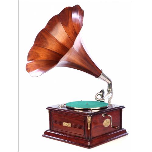 Antique Banus Gramophone with Wooden Horn. 1920