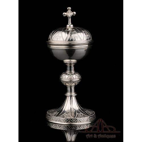 Small Portable Ciborium. Solid Silver. France, 19th Century