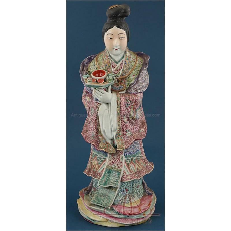 Preciosa Estatuilla China Antigua de Porcelana. Período Qing. Circa 1890