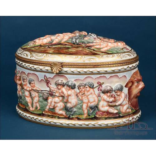 Antiguo Cofre en Porcelana de Capodimonte. Nápoles, Italia, S. XIX, Circa 1860