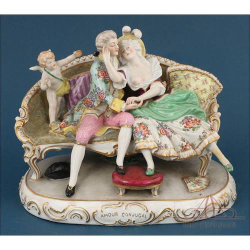 Exquisita Figura Antigua de Porcelana Francesa del Siglo XIX: 'Amour Conjugal'
