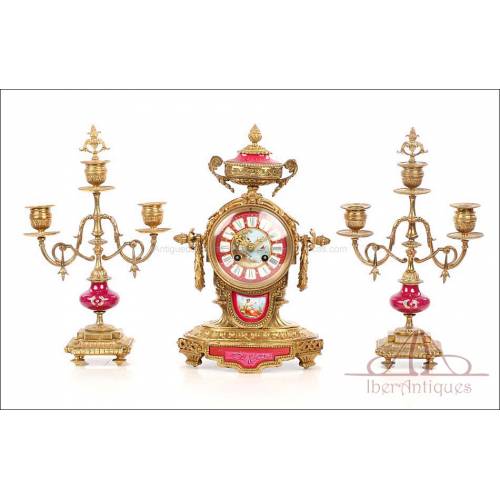 Antiguo Reloj de Péndulo de Sobremesa con Candelabros. Francia, S. XIX