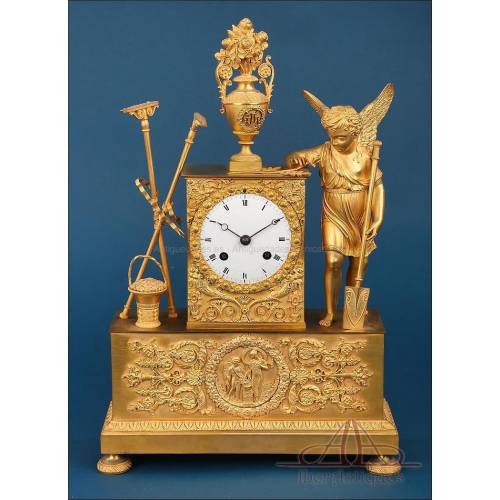 Precioso Reloj de Sobremesa Antiguo de Bronce Dorado. Francia, circa 1840