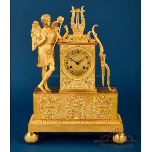 Antiguo Reloj de Bronce Dorado con Cupido. Francia, circa 1850