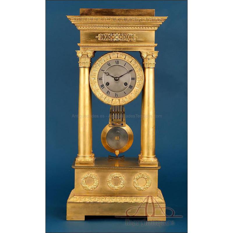 Antiguo Reloj de Pórtico de Bronce Dorado con Cuatro Columnas. Francia, Siglo XIX