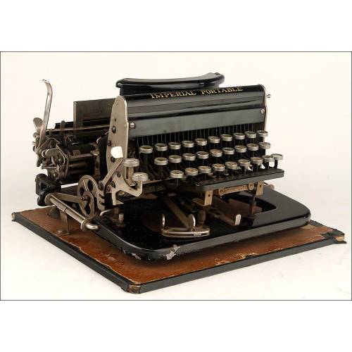 Rare Imperial Portable Typewriter in very good working condition. England, Circa 1915