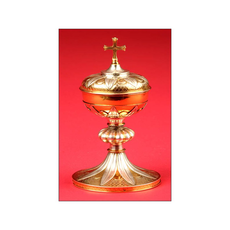 Small French Ciborium in gilded solid silver and silver in its color. France, 1866