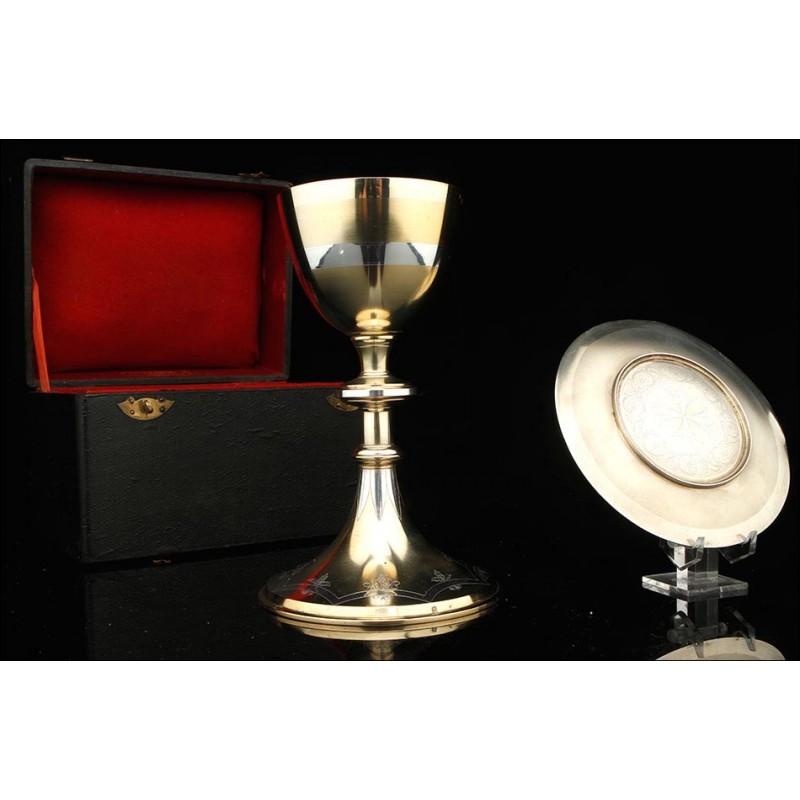 Fantastic set of solid silver chalice and paten. With contrasts. Period case.