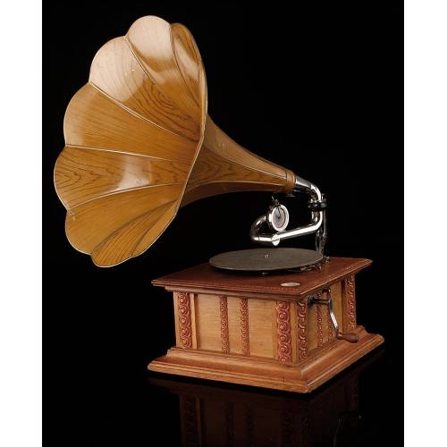 Imposing His Master's Voice horn gramophone. Magnificent design. England, 1900