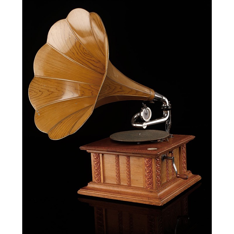 Imposing His Master's Voice horn gramophone. Magnificent design. England, 1900