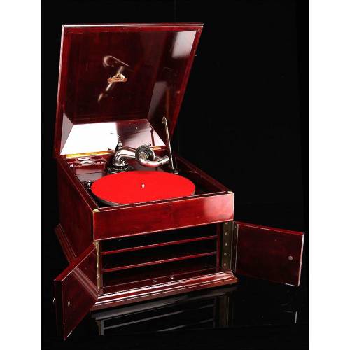 Impressive Mahogany Gramophone "His Master's Voice" in perfect working order. Circa 1915