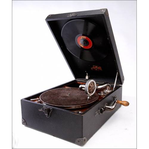 Elegant German Olympia Suitcase Gramophone in good condition. Working. 30's. Working