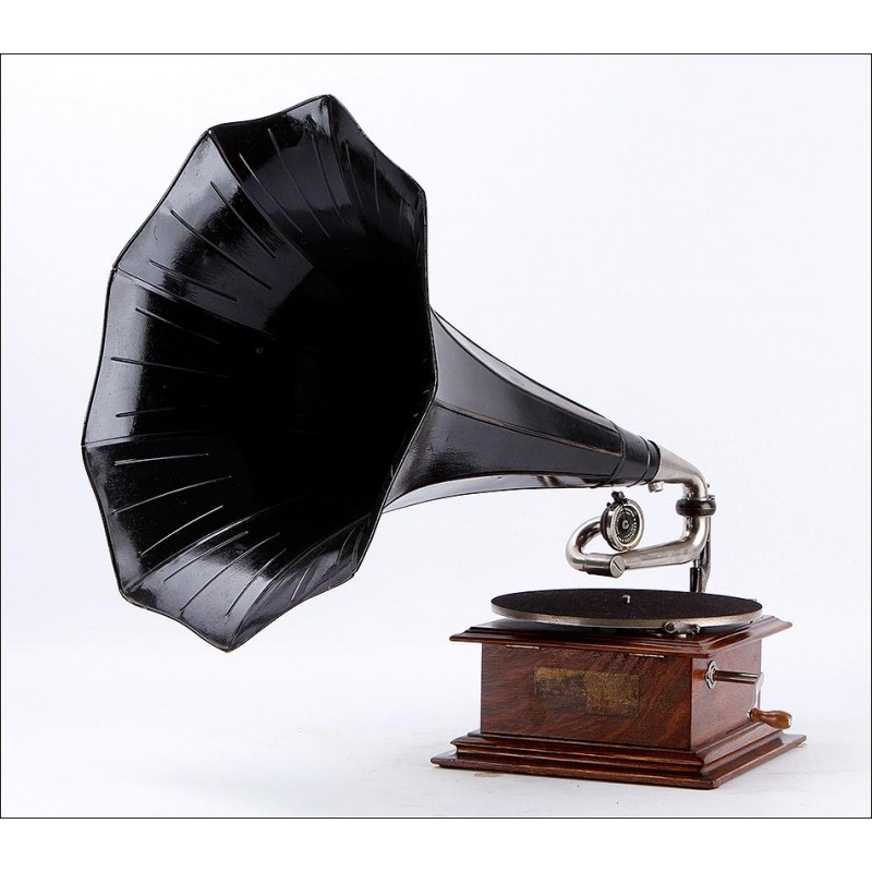 Antiguo Gramófono His Masters Voice en Funcionamiento. Francia, Circa 1910