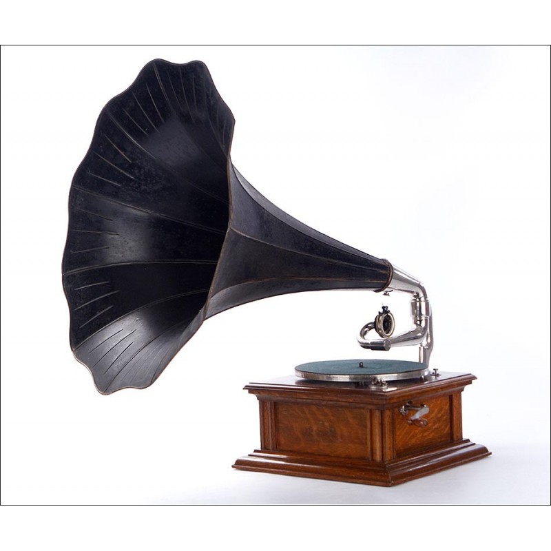 Antique HMV horn gramophone Monarch IV for the French Market, Circa 1910.