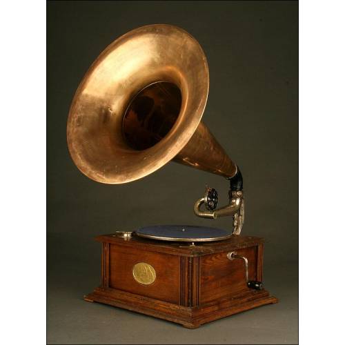 Vintage German Gramophone in perfect working order. Circa 1.920. With Copper Horn