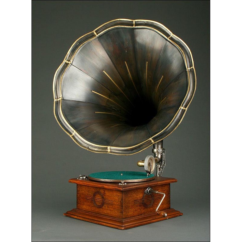 Stylized German Horn Gramophone, Circa 1915. Very well preserved and working.