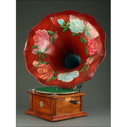 Spanish Gramophone His Master's Voice from 1920. Hand Decorated. Works wonderfully.