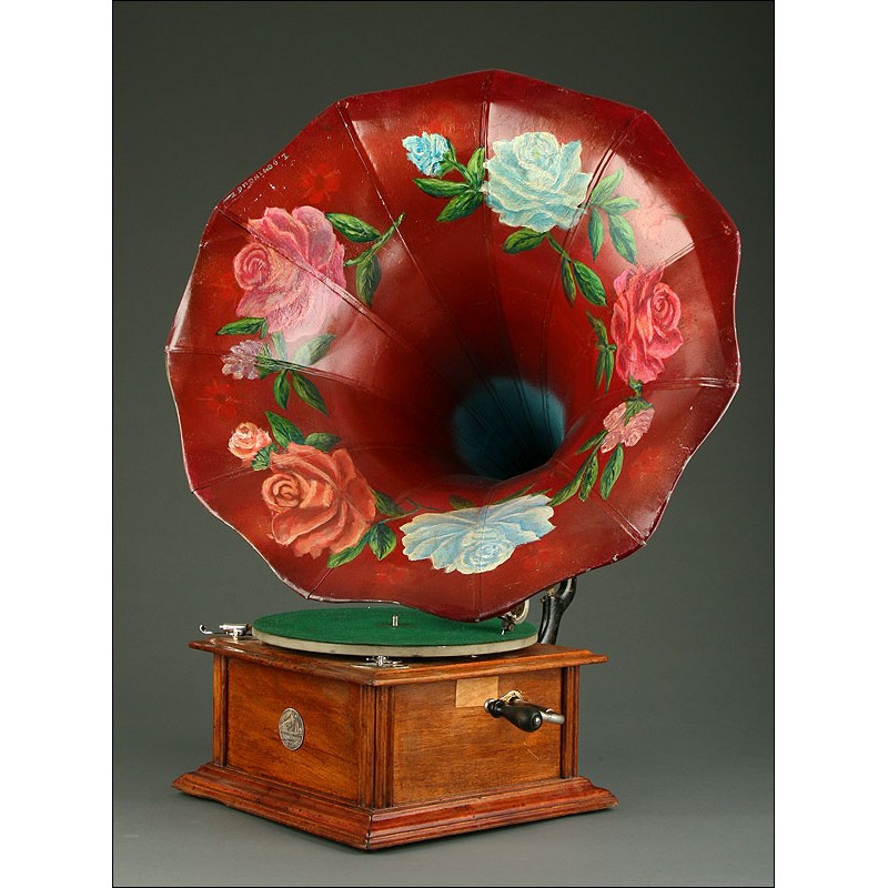 Spanish Gramophone His Master's Voice from 1920. Hand Decorated. Works wonderfully.