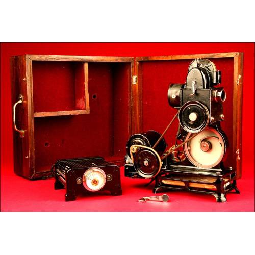 Proyector Pathe Baby. Francia, años 20. Con estuche de guardado, Transformador y Motor.