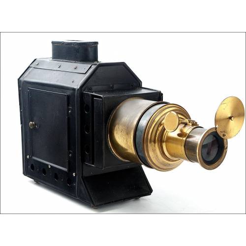 Beautiful Antique Magic Lantern in Very Good Condition. Late 19th Century