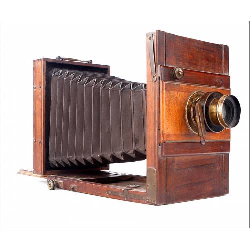 Magnificent Antique Field Camera in Working Condition. Circa 1890