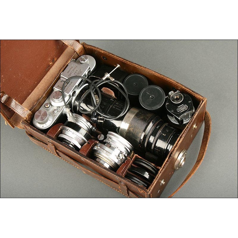 Lote de Cámara Leica IIIA con Accesorios en Estuche Original, Año 1936. En Buen Estado y Funcionando