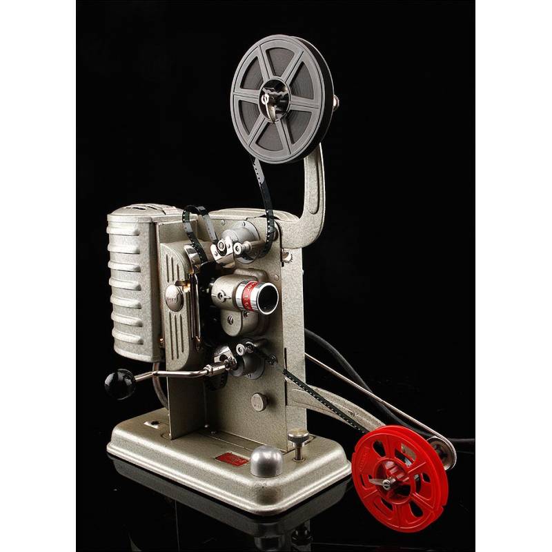 Noris 8mm projector. In perfect condition. 1950's.