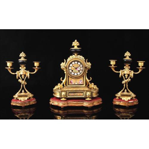 Antique French Mantel Clock in Gilt Bronze. S.XIX.