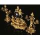 Precioso Conjunto de Reloj con Candelabros en Bronce Dorado. Francia, Siglo XIX