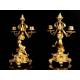 Precioso Conjunto de Reloj con Candelabros en Bronce Dorado. Francia, Siglo XIX