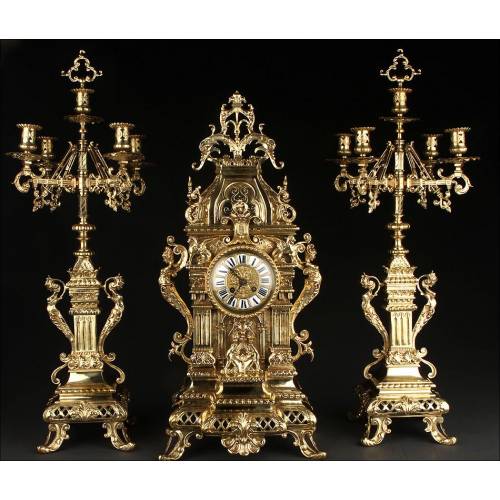 Conjunto Francés de Reloj de Sobremesa con Candelabros de Bronce. Siglo XIX. Perfecto Estado y Funcionando