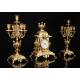 Espectacular Conjunto de Reloj con Candelabros en Bronce dorado. Francia, Siglo XIX