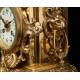 Espectacular Conjunto de Reloj con Candelabros en Bronce dorado. Francia, Siglo XIX