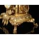 Espectacular Conjunto de Reloj con Candelabros en Bronce dorado. Francia, Siglo XIX