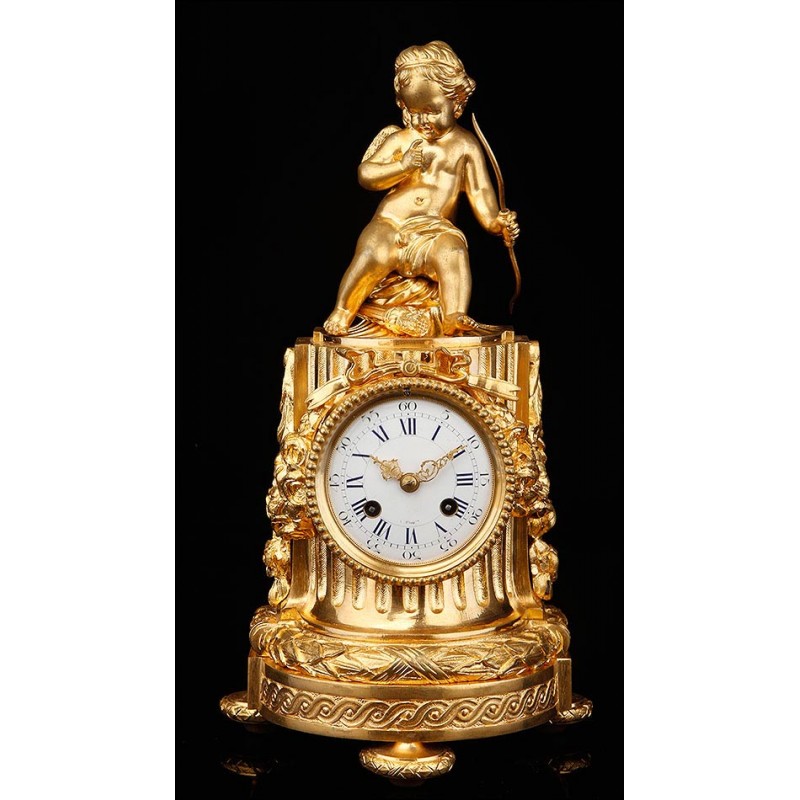 Delicado Reloj de Sobremesa Realizado en Bronce Dorado con Cupido. Francia, Siglo XIX