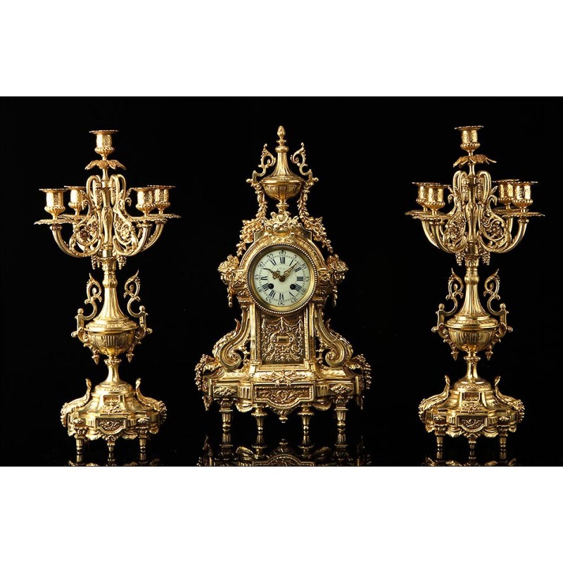 Aristocrático Conjunto de Reloj de Sobremesa y Pareja de Candelabros. Francia, Siglo XIX