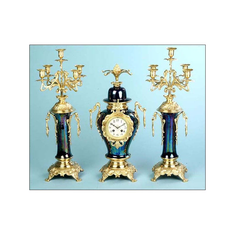 Pendulum clock in bronze and cobalt blue porcelain. 1890