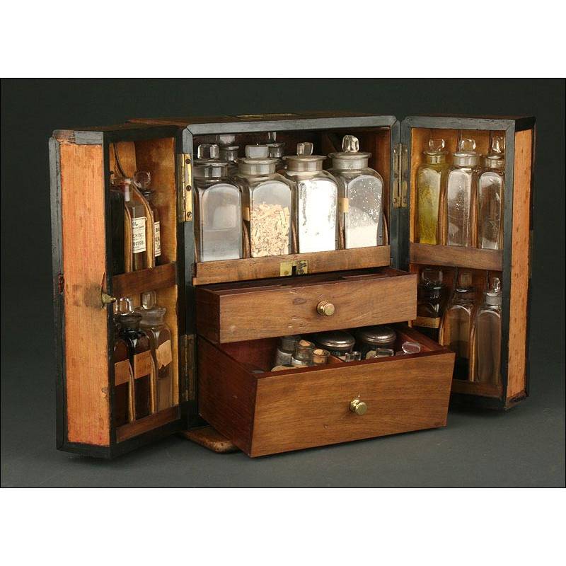 Image of Portable medicine cabinet, early 19th century (mahogany)