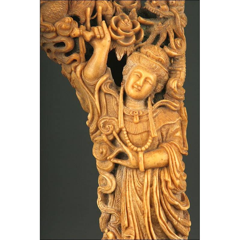 Kuan Yin-Moon Emperrando Escultura, Fine Artistry, Acabamento Marrom De  Madeira, Elegância Clássica Intemporal