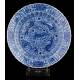 Bellísimo Plato de Porcelana Azul y Blanca con Sello de Kangxi. China, Siglo XVII-XVIII